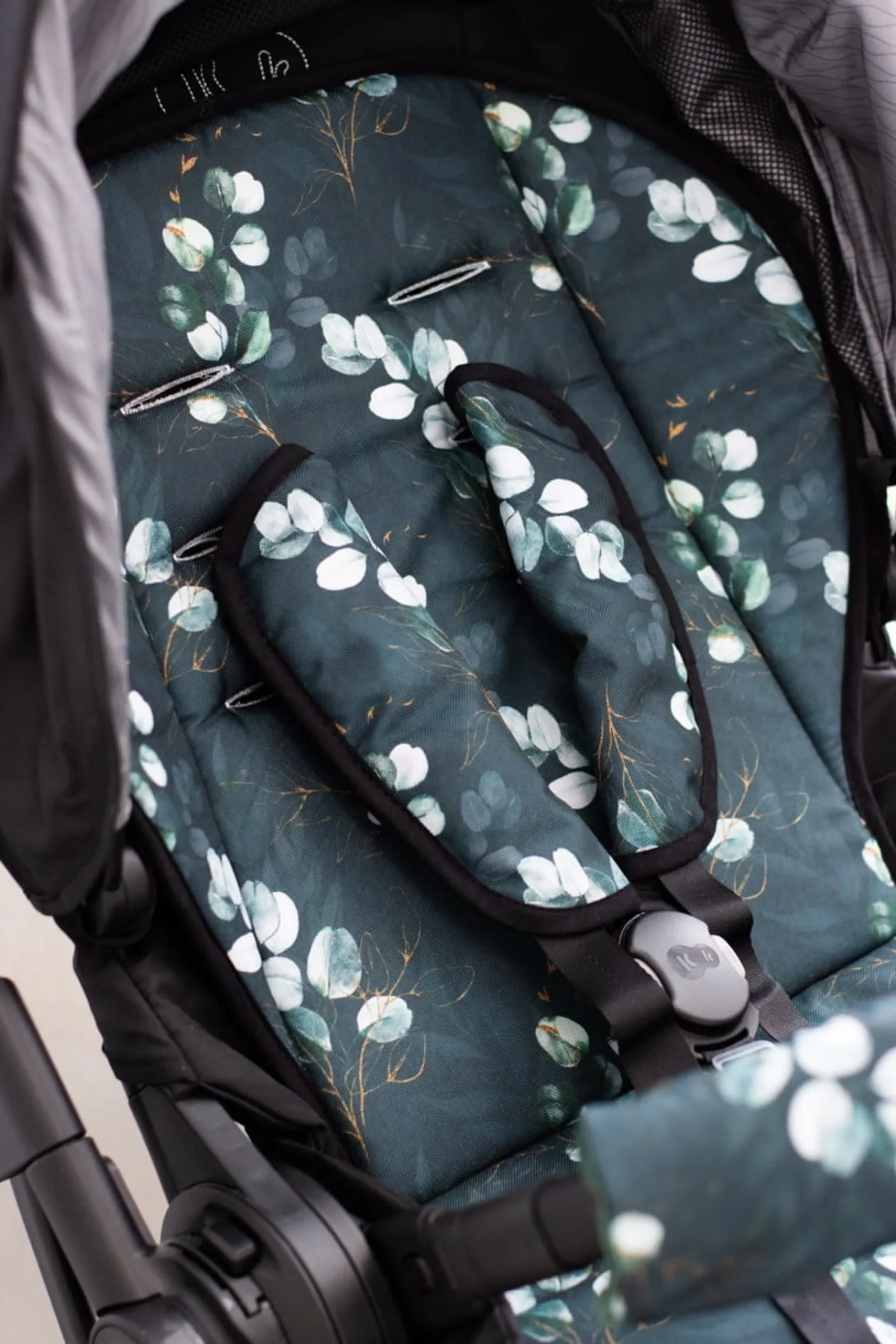 Dwustronna wkładka do wózka spacerowego - Eucalyptus Black