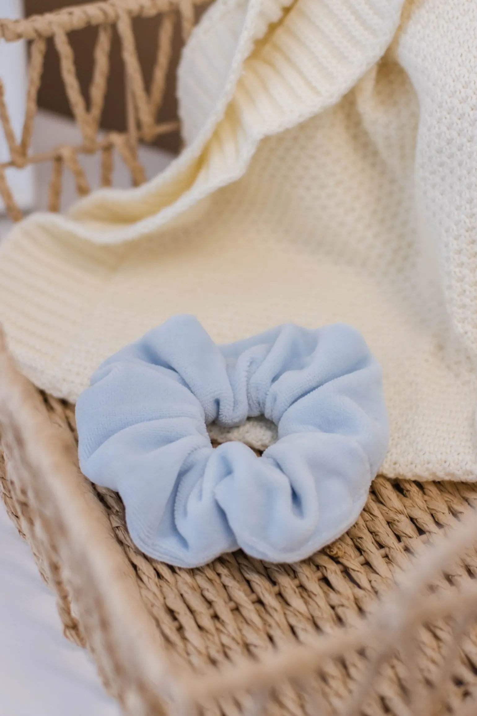 Gumka do włosów SCRUNCHIES welur błękitny