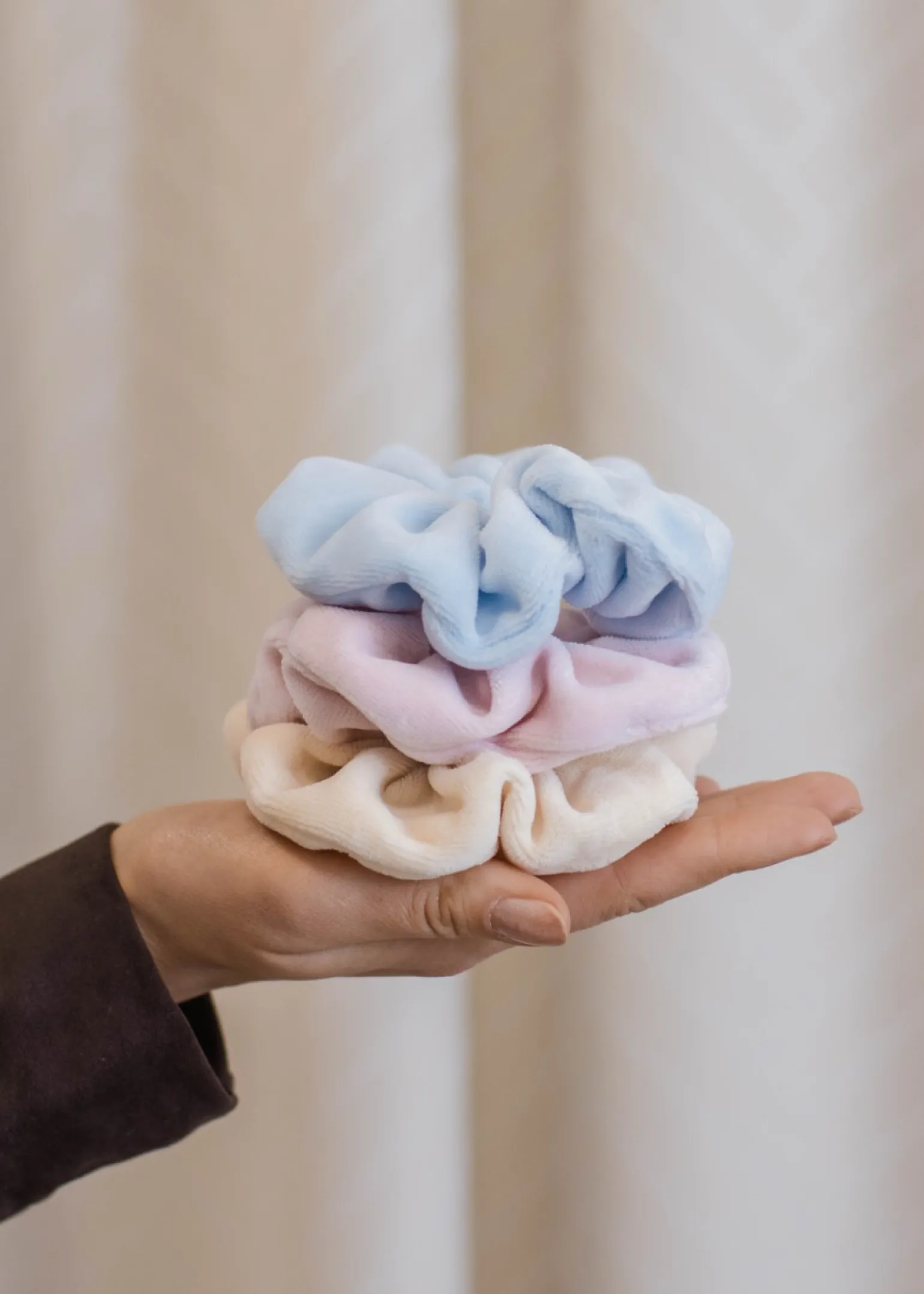 Gumka do włosów SCRUNCHIES welur błękitny