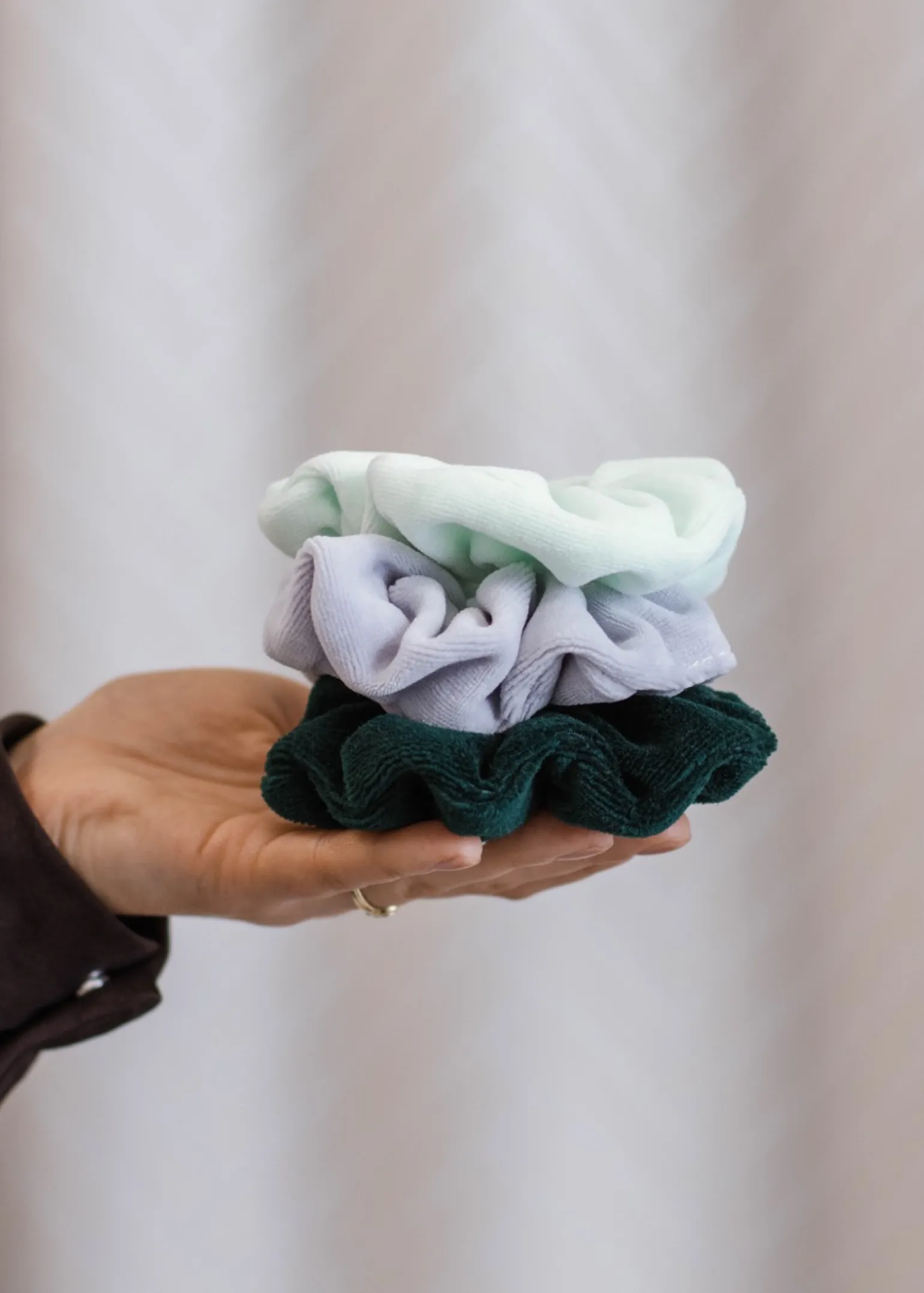 Gumka do włosów SCRUNCHIES welur jasnoszary