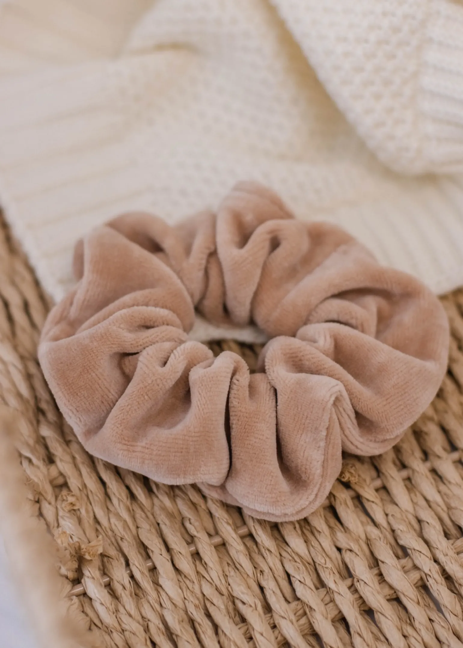 Gumka do włosów SCRUNCHIES welur ciepły beż
