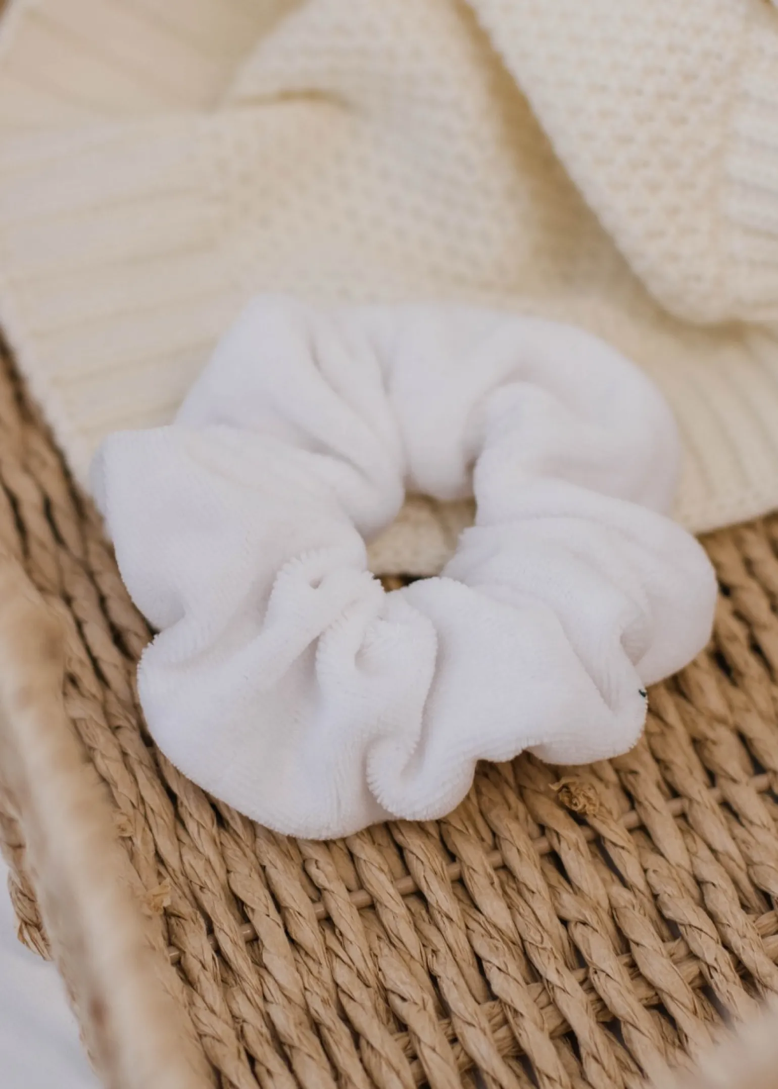 Gumka do włosów SCRUNCHIES welur biały