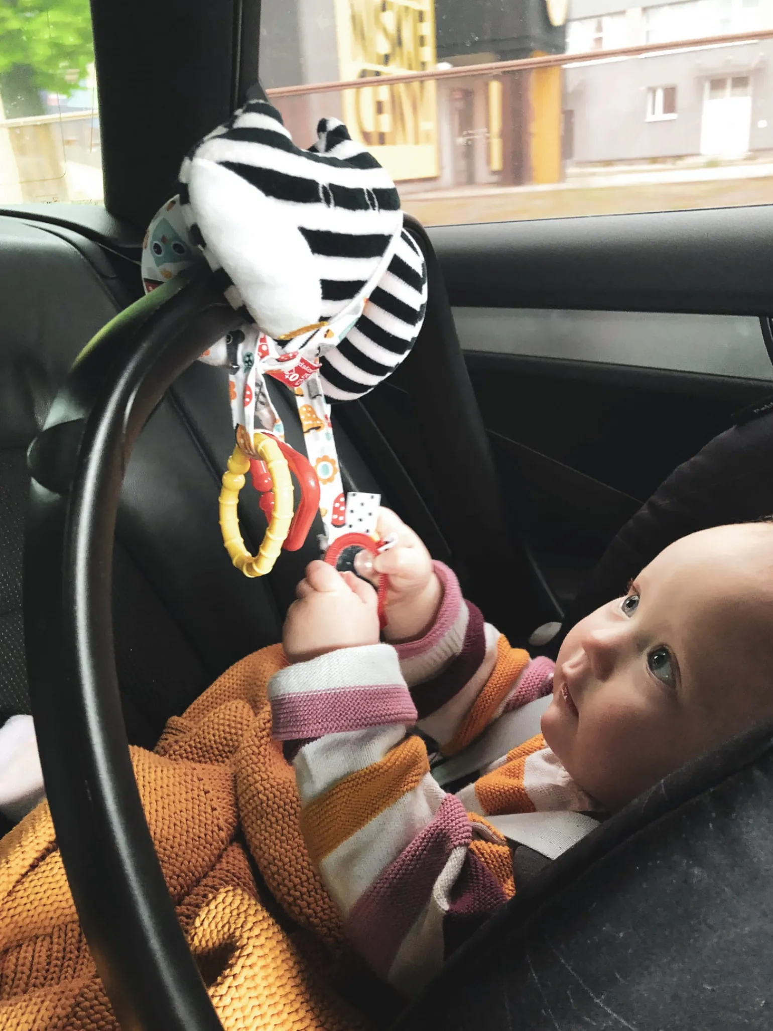 MOM'S CARE Kontrastowa grzechotka, spiralka do wózka, nosidełka – biało czarna