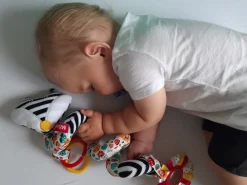 MOM'S CARE Kontrastowa grzechotka, spiralka do wózka, nosidełka – biało czarna