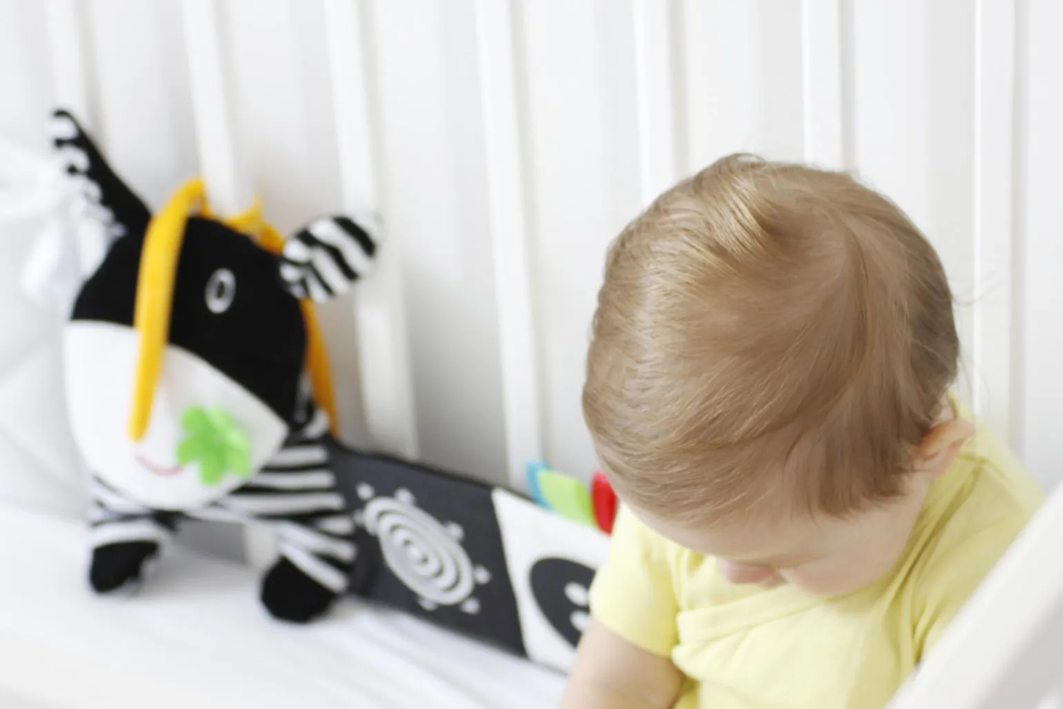 MOM'S CARE Kontrastowa książeczka do łóżeczka – Króweczka