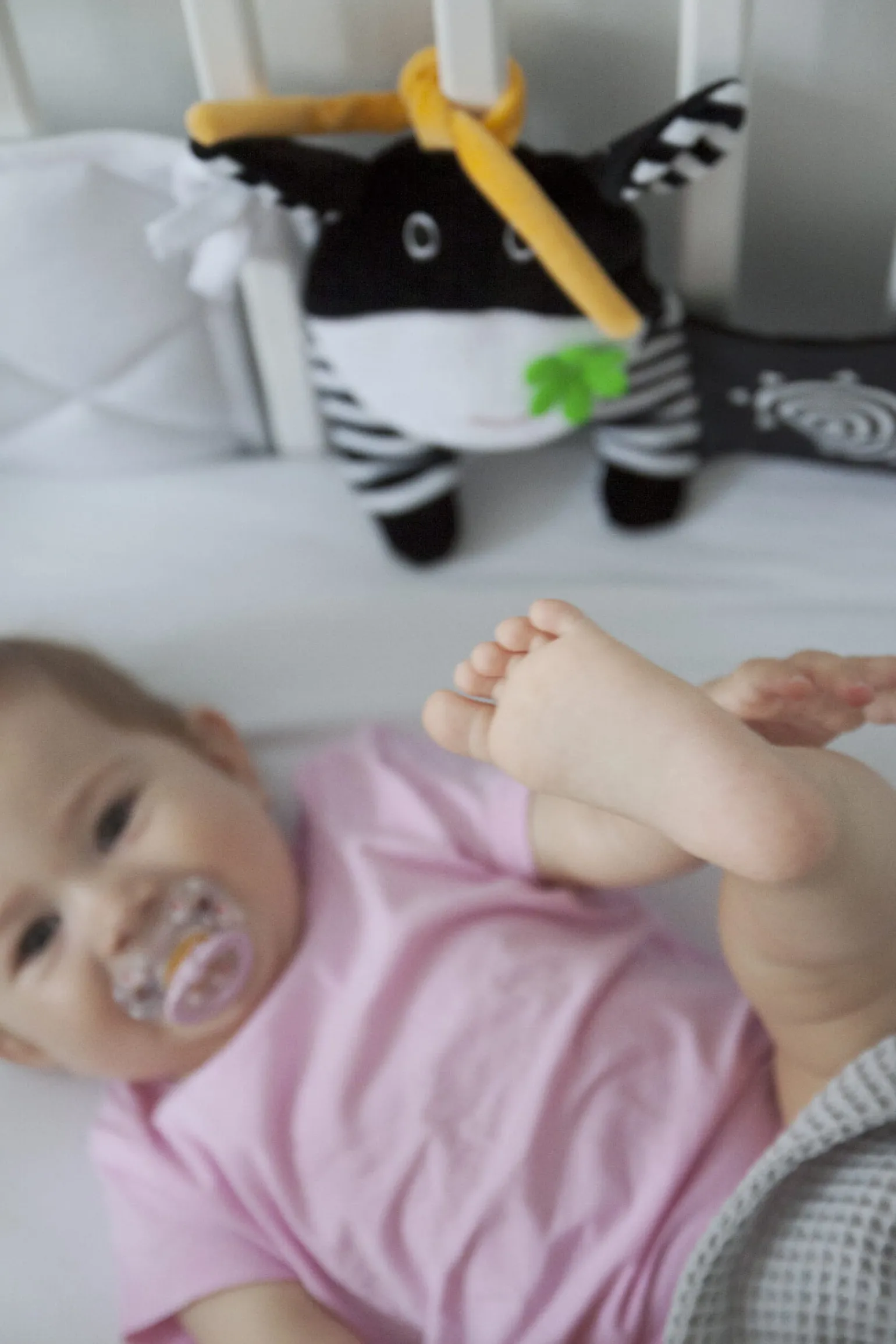 MOM'S CARE Kontrastowa książeczka do łóżeczka – Króweczka