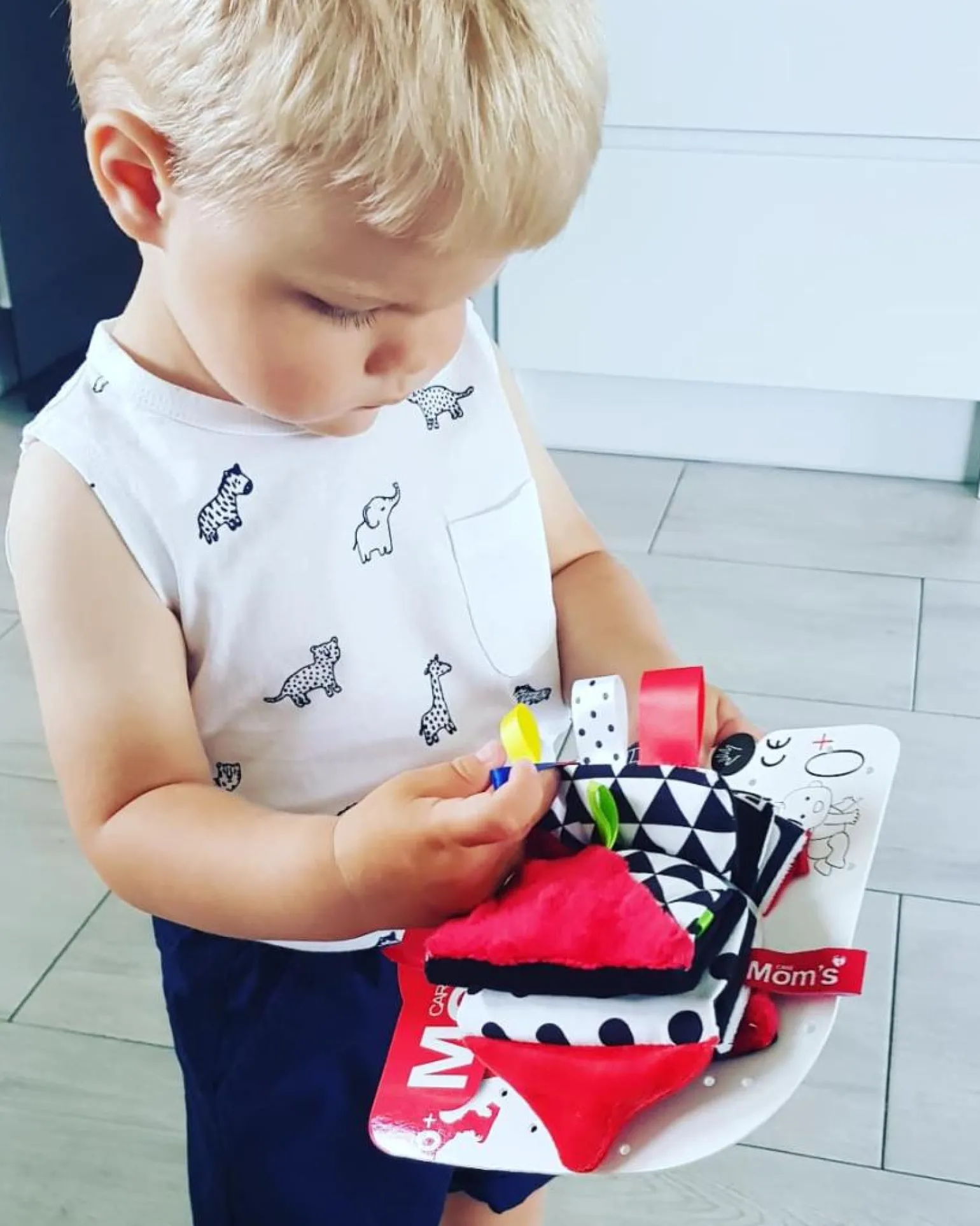 MOM'S CARE Kontrastowa mała książeczka – Niebieska