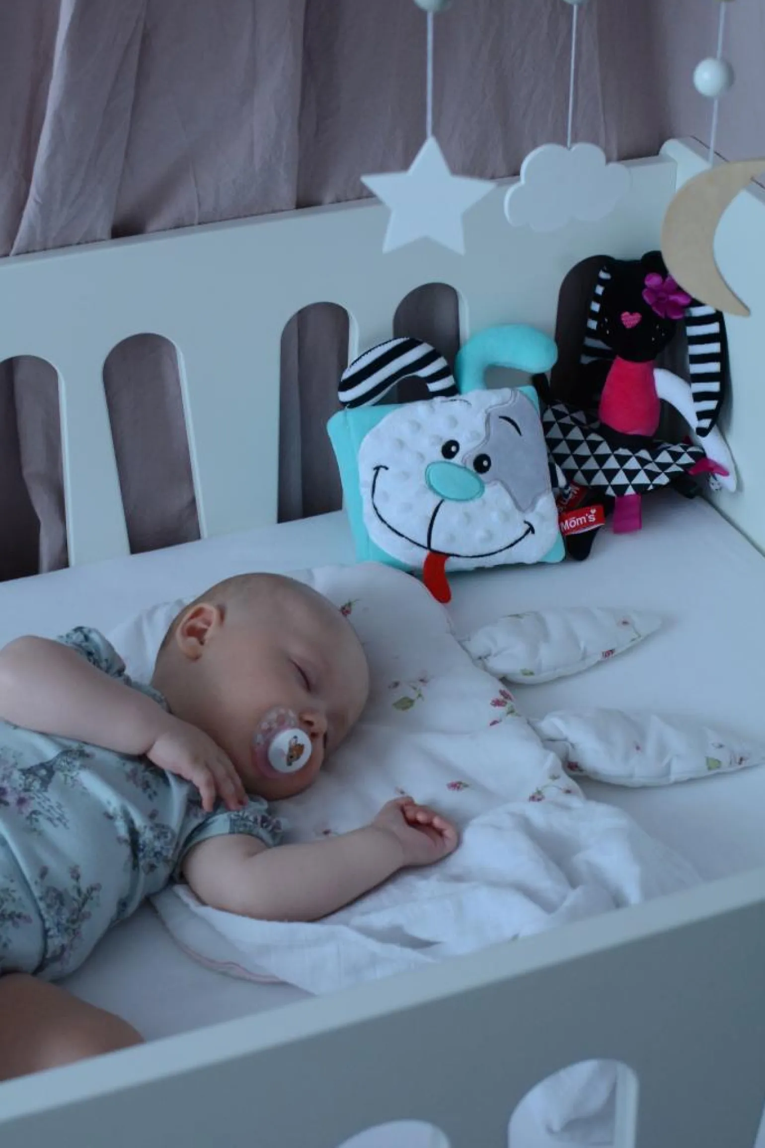 MOM'S CARE Kontrastowa przytulanka – Króliczka Różowa