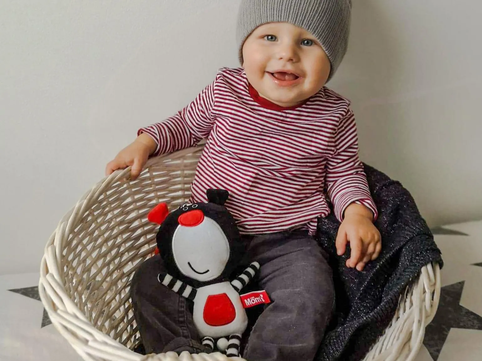 MOM'S CARE Kontrastowa przytulanka Szeleścik Misio Buu Czarny