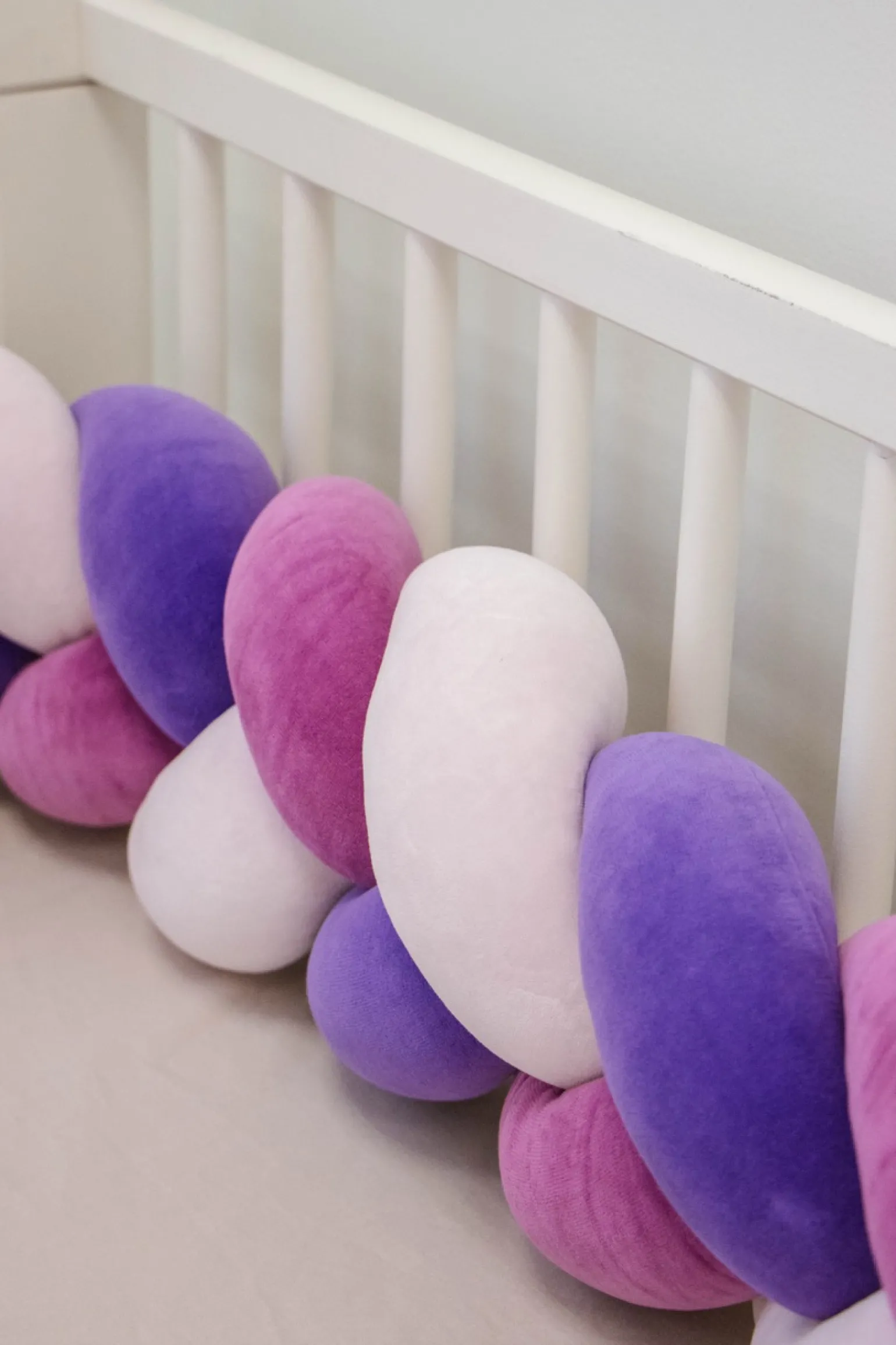 Ochraniacz warkocz do łóżeczka pleciony, 200 cm - Violet Mix